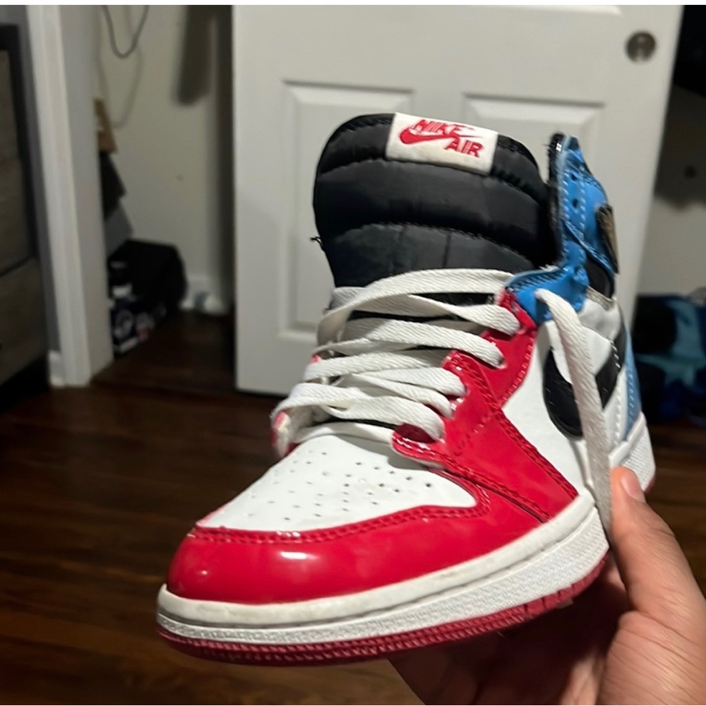 Jordan 1 fearless (STAIN SHOWN ON 2 PICURE NO BOX)